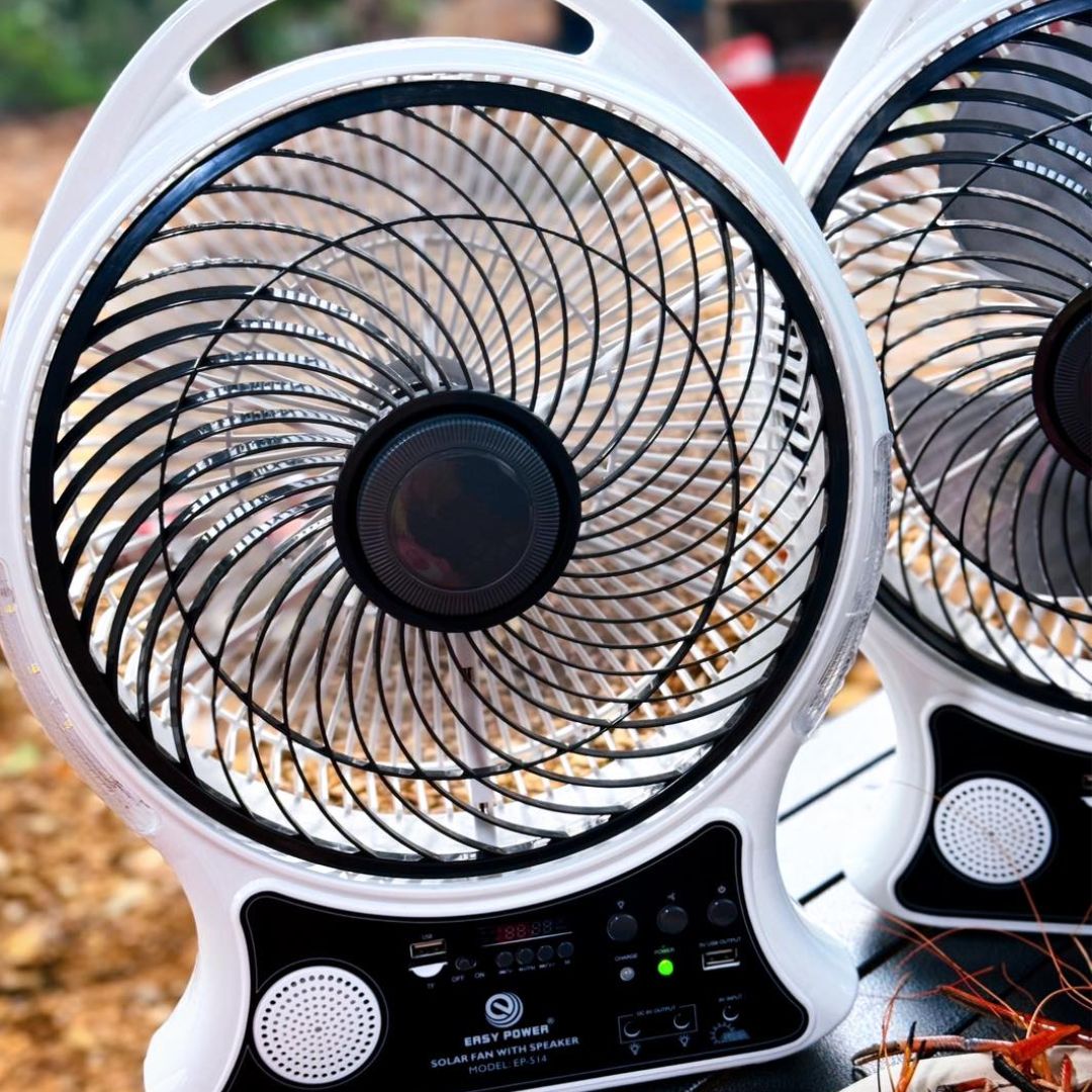 ABANICO RECARGABLE CON PANEL SOLAR Y BOMBILLOS